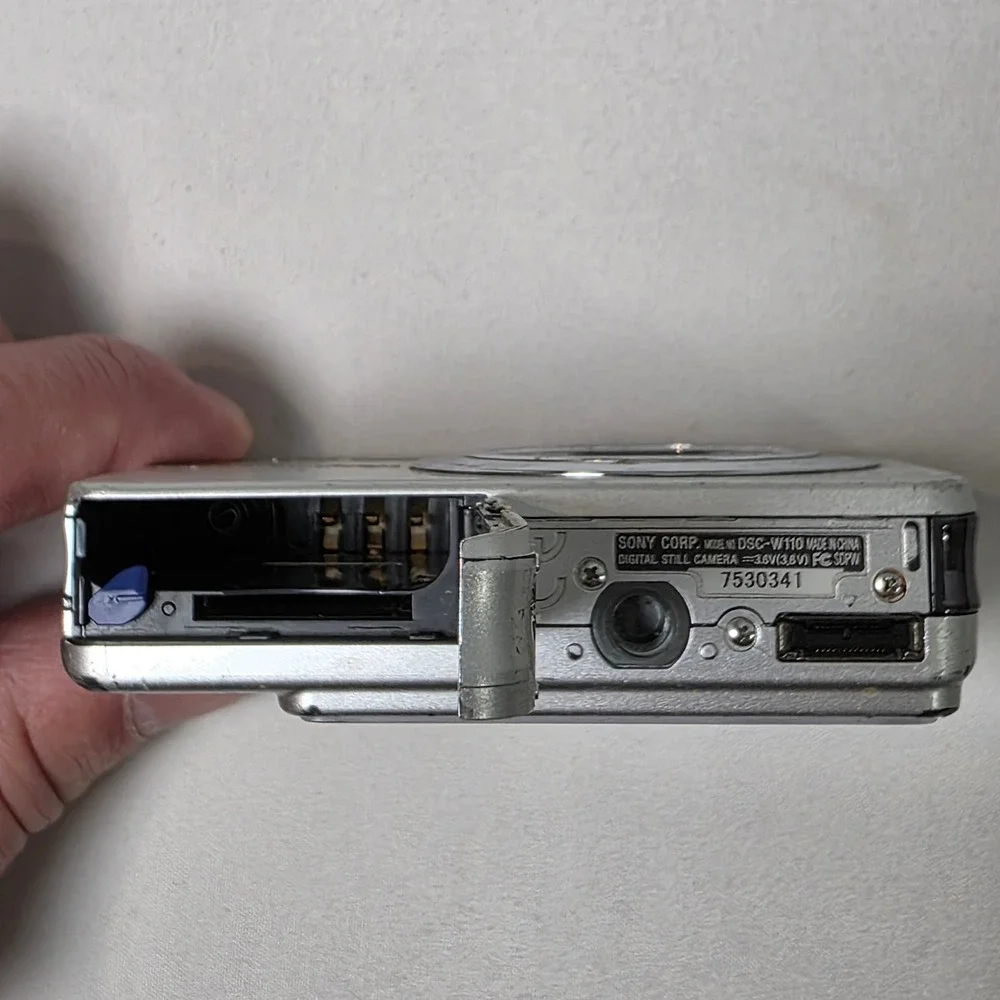 Sony Cyber-shot DSC-W110 Digital Camera 7.2MP Carl Zeiss 4x Zoom Y2K PARTS ONLY